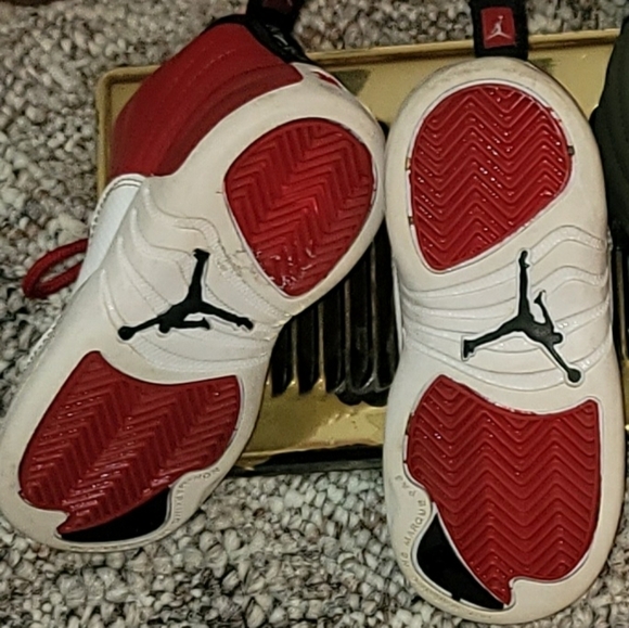 Since 8c Air Jordan Retro 12's red gym 2016. - Picture 8 of 8